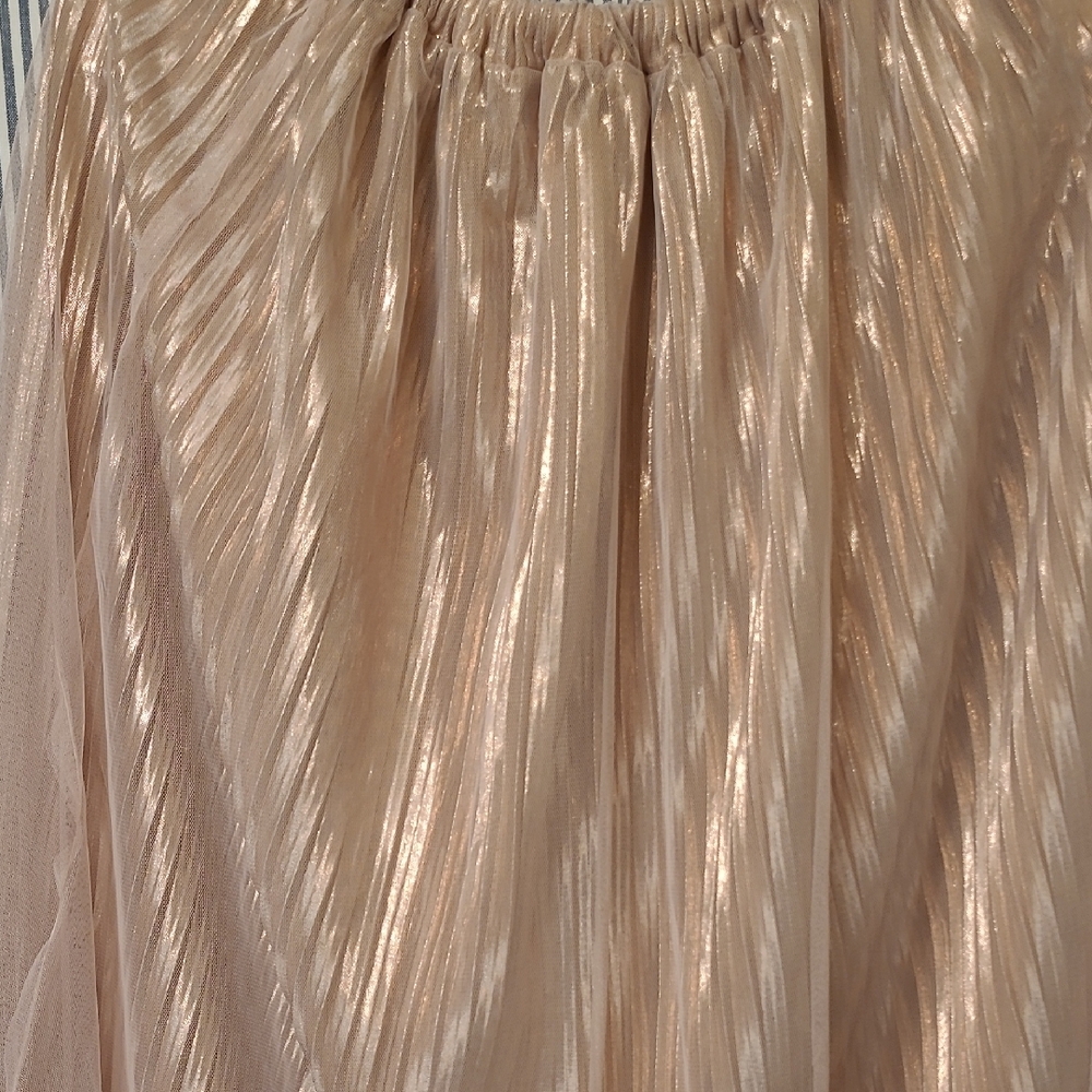Elegant Pleated Tulle Skirt in Shimmering Pink - Picture 3 of 8